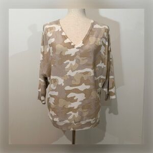PREMISE V-neck Dolman Sleeves V-neck Camouflage Knitwear Top in tan and cream